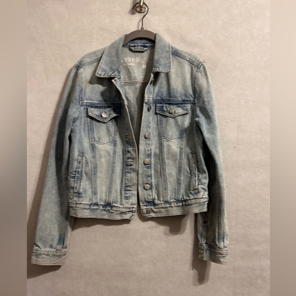 GAP Jackets & Blazers - Gap SZM Med Light Wash Denim trucker Jacket everyday essential grunge layering